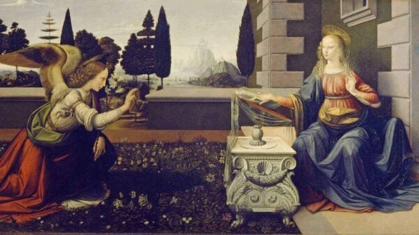 Maria, die zukünftige Mutter Gottes, sitzt auf der rechten Seite am Eingang des Hauses vor einem Lesetisch und schaut auf den Engel Gabriel, der links kniet und sie begrüßt mit einem Segenszeichen; er verkündet ihr den Ratschluss Gottes