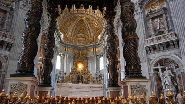 Der Petersdom von innen mit der herrlichen, durch vier kunstvolle Säulen gehaltenen Überdachung, wo die Päpste der katholischen Kirche bis zu Pius XII. die heilige Messe am Altar zu Christus am Kreuz gewandt gelesen haben