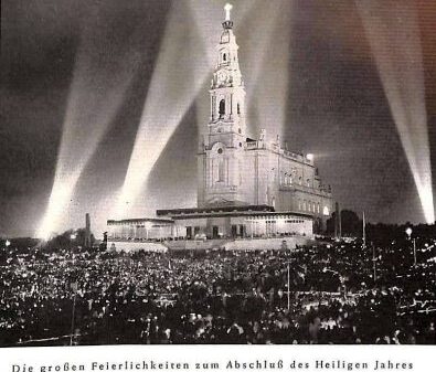 Die großen Feierlichkeiten zum Abschluss des heiligen Jahres 1951; die nächtliche Feier vor der Basilika von Fatima, diese ist von Scheinwerfer hell erleuchtet, auf dem Platz sind Hunderttausende von Gläubigen versammelt, für die Welt ein großes Ereignis