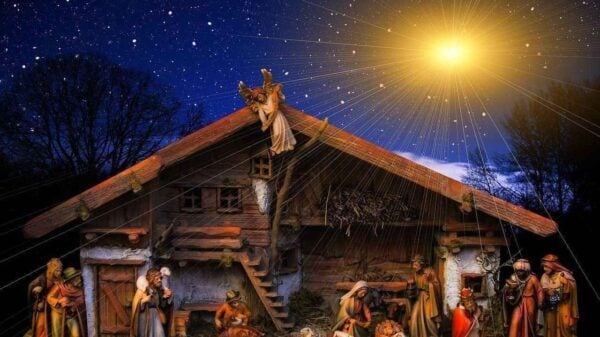 Eine Weihnachtskrippe aus Holz: Zur Geburt des Sohnes Gottes, des neugeborenen Königs, kommen die Hirten vom Feld und die Weisen aus dem Morgenland; alle kommen zu dem Jesuskind, der in der Krippe liegt; Maria und Joseph sind die erhabenen Gefährten des Herrn