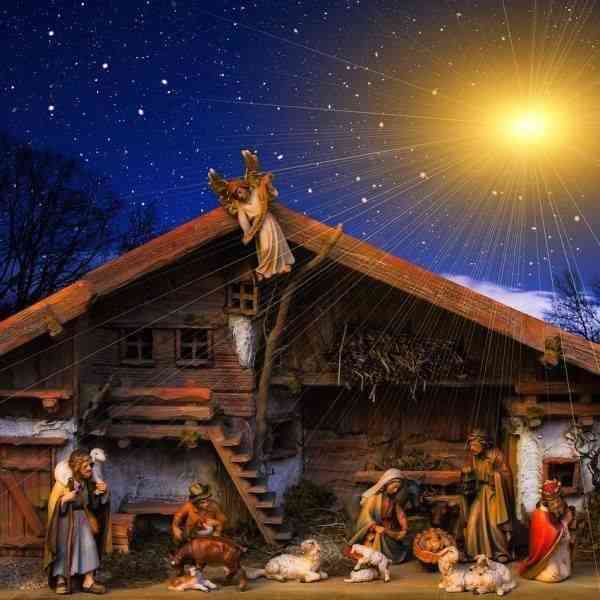 Eine Weihnachtskrippe aus Holz: Zur Geburt des Sohnes Gottes, des neugeborenen Königs, kommen die Hirten vom Feld und die Weisen aus dem Morgenland; alle kommen zu dem Jesuskind, der in der Krippe liegt; Maria und Joseph sind die erhabenen Gefährten des Herrn
