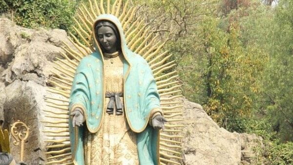In Guadalupe steht eine Statue der Muttergottes Maria: von dunkler Hautfarbe