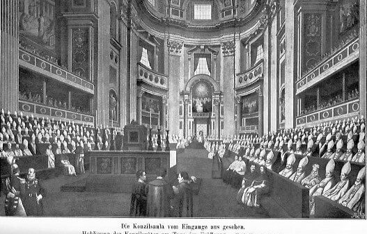 Eröffnung des Vatikanischen Konzils: Die Konzilsaula vom Eingang aus gesehen; rechts und links sitzen die Konzilsväter, im Vordergrund stehen drei Männer in einer Art Besprechung; im Hintergrund sieht man Papst Pius IX. sitzen