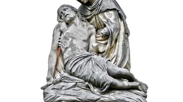 Eine Skulptur der Pieta: Jesus liegt, von der Kreuzigung gemartert, tot in den Armen Seiner Schmerzensmutter Maria