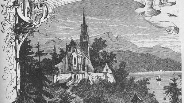 Ein idyllisches Bild einer Kirche auf einem Berg, umgeben von Tannen und Laubbäumen; im Vordergrund ist ein Wegekreuz zu sehen; rechts ein See mit einem Boot; über dem Bild ist ein Spruchband, beginnend mit einem Buchstabenornament: Glöcklein, Abendglöcklein läute Frieden, Freuden allen Menschen zu!