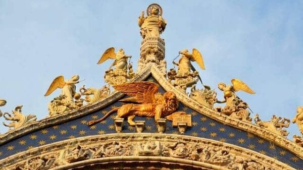 Markus-Basilika: Man sieht den heiligen Markus auf der Spitze der Kirche, rechts und links sind Engel; vorne ist ein geflügelter Löwe zu sehen