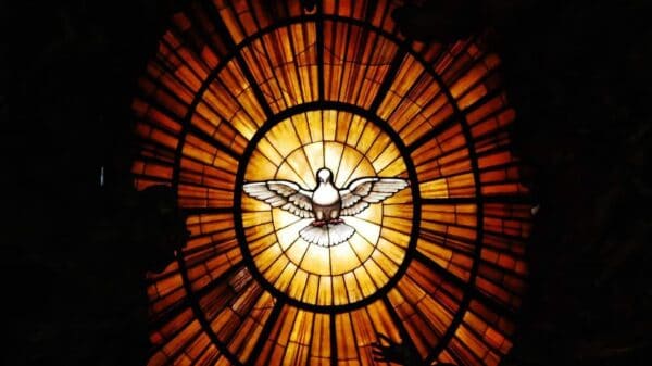 Der Heilige Geist als Taube dargestellt in einem Glasfenster einer katholischen Kirche