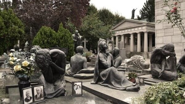 Ein Friedhof in Mailand: Skulpturen auf den Gräbern, die beten, weinen und uns einen Beweggrund geben zur Buße , solange wir noch leben