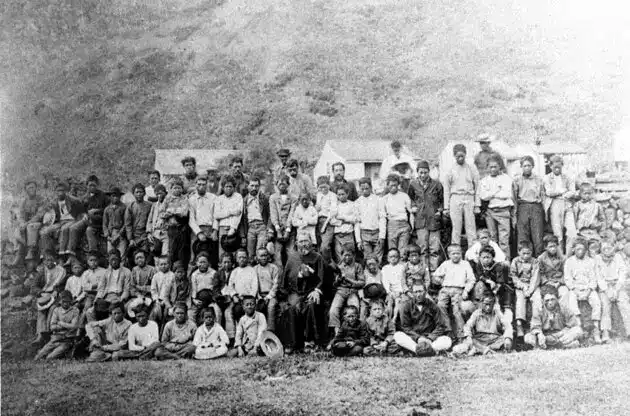 Pater Damien und 64 Jungen der Leprasiedlung – aufgenommen 1889