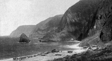 Die Küste von Molokai mit Blick auf das staatliche Leprosarium bei Kalawao