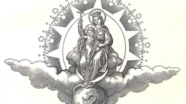 Maria als Himmelskönigin, mit einer Krone auf ihrem Haupt, sitzt auf einer Wolke