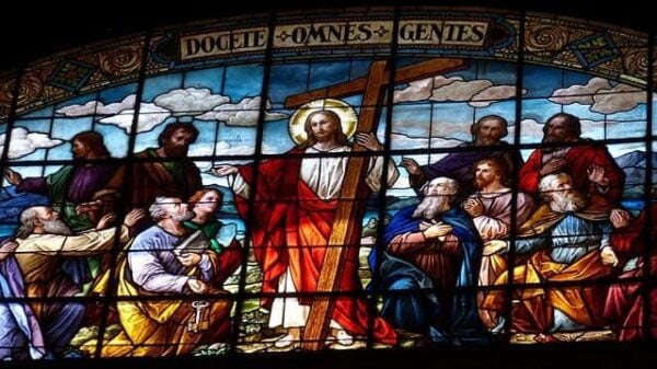 Ein Fensterbild, in dem Christus den Aposteln den Missionsauftrag gibt.