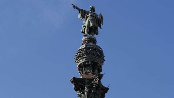 Eine Statue von Kolumbus, der mit der Hand Richtung Amerika zeigt