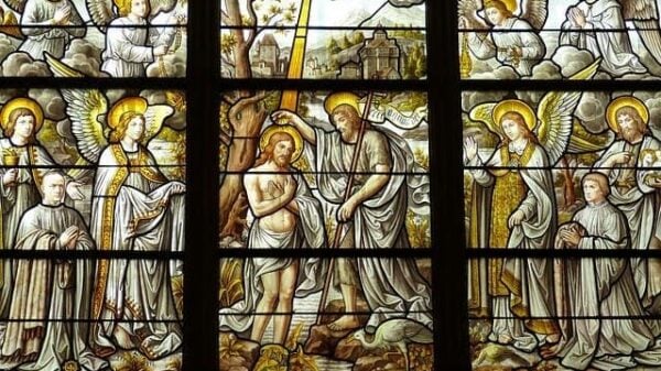 Unterricht vom Sakrament der Taufe: Ein Glasfenster: Jesus wird von Johannes dem Täufer getauft