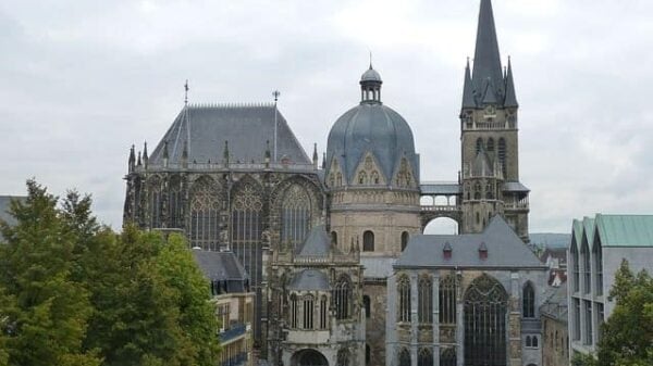 Der Dom oder Münster in Aachen, von dem seligen Kaiser Karl erbaut