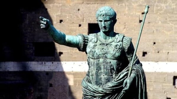 Eine Statue eines heidnischen römischen Kaisers