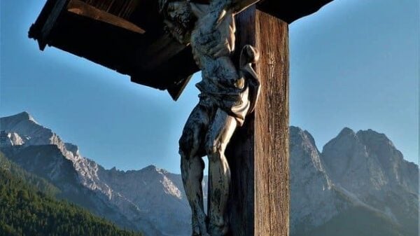 Ein Wegkreuz: Jesus hängt leidend und sterbend am Kreuz