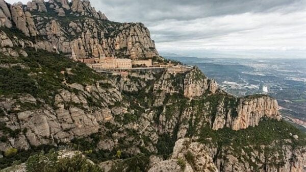 Der Gnadenort Montserrat liegt auf einem hohen Berg, von Felsen eingerahmt