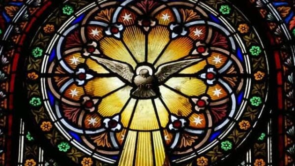 Die Träger des Lehramtes der Episkopat: Ein Glasfenster aus Montserrat, welches die Taube als heiligen Geist darstellt