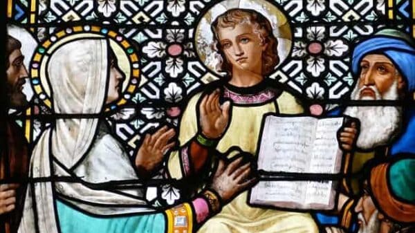 Der zwölfjährige Jesus Christus sitzt im Tempel in Jerusalem, hält die heilige Schrift in der Hand.