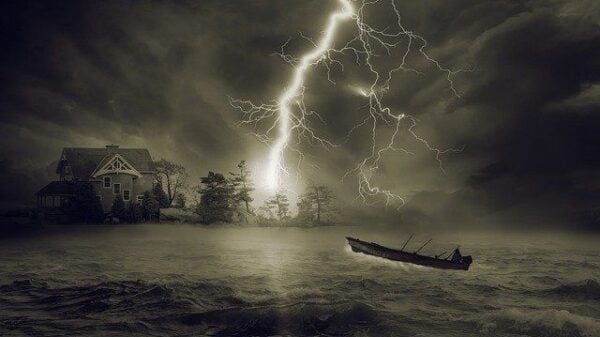 Unwetter ein Sinnbild der Bedrängnisse unserer Zeit: Blitz, Überschwemmung und Stürme; ein einsames Boot auf dem aufgewühlten Meer