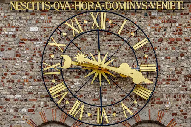 Betrachtung am Silvesterabend: Die Turmuhr des Trierer Domes mit der Aufschrift: Ihr wisset nicht, zu welcher Stunde der Herr kommt